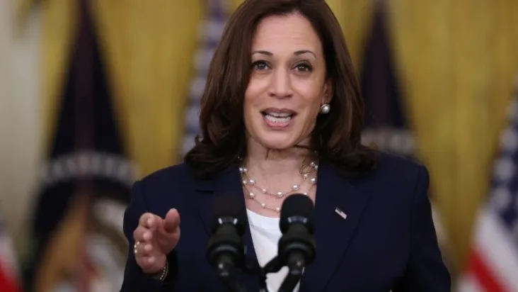 Kamala Harris agradece a Biden e afronta Trump em discurso à equipe de campanha