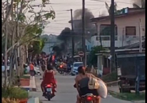 VÍDEO: moradores sofrem com falta de energia e ateiam fogo em pneus durante protesto em Codajás