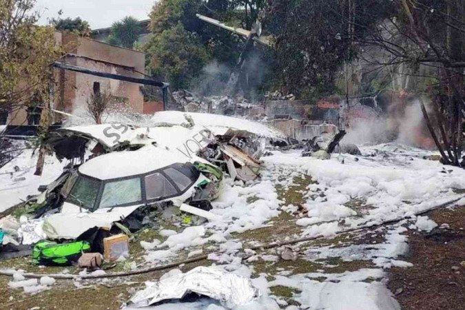 Queda de avião em SP: Corpos das vítimas "estão em seus assentos", diz bombeiro
