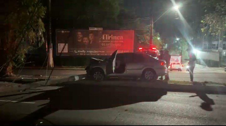 Vídeo: Motorista derruba poste e deixa trânsito caótico na Avenida André Araújo