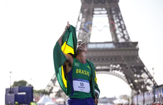 Caio Bonfim conquista prata na marcha atlética das Olimpíadas de Paris