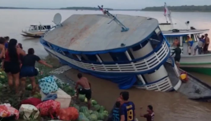 VÍDEO: passageiros pulam de barco durante naufrágio em Novo Aripuanã