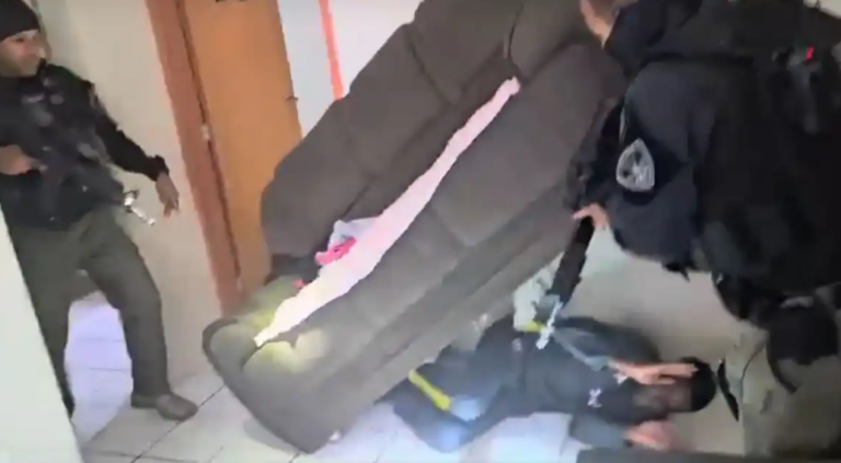 VÍDEO: chefe do tráfico se esconde em sofá para fugir da polícia em Barra Mansa, no RJ