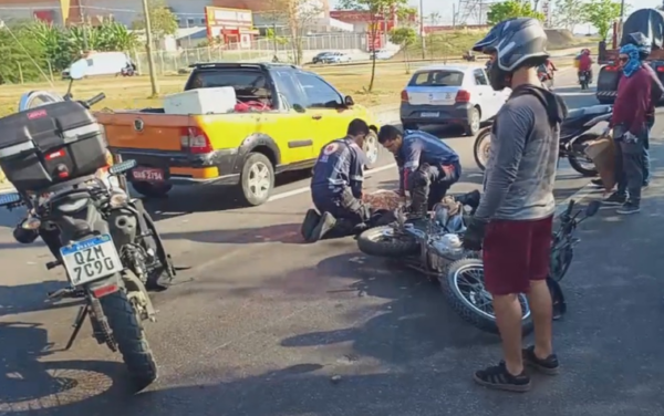 VÍDEO: Motociclista de app e passageira são arremessados ao deslizarem em pista com óleo na Av. das Torres