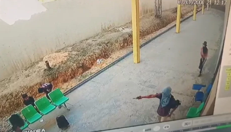 VÍDEO: Alunos vivem momentos de terror durante assalto em escola de Manaus VÍDEO: Alunos vivem momentos de terror durante assalto em escola de Manaus