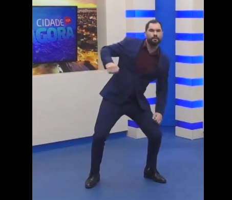 VÍDEO: Apresentador da TV Record abre jornal fazendo dancinha viral do filme "Deadpool & Wolverine"