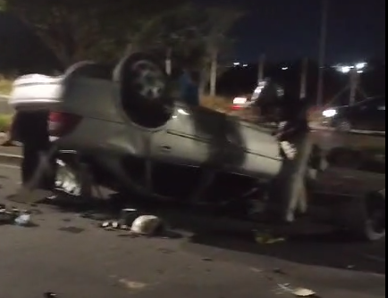 VÍDEOS: carro fica destruído após capotar na ladeira do IML em Manaus