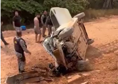 VÍDEO: Carro é arremessado após forte colisão com picape na BR-319
