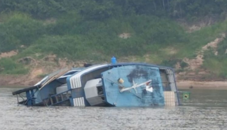 VÍDEO: Barco naufraga após bater em tronco de árvore no Rio Purus no Amazonas