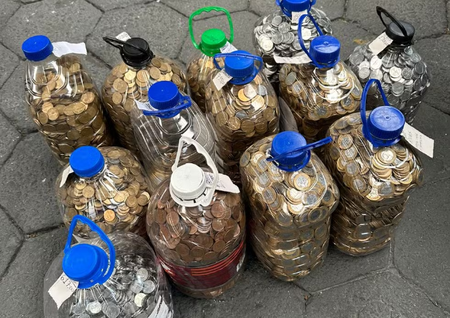Homem usa R$ 17 mil em moedas para comprar carro em SC