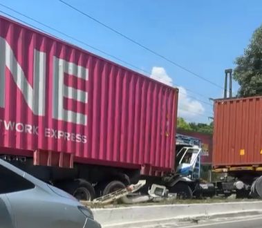 VÍDEOS: Acidente entre carretas deixa trânsito parado na Av. Rodrigo Otávio