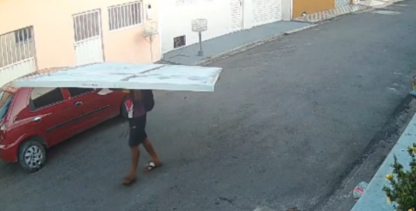 VÍDEO: ‘Lalau’ audacioso furta portão em plena luz do dia na Cidade Nova