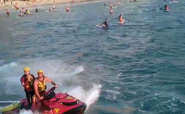 Cerca de 100 banhistas são arrastados no mar após rajada de vento em Copacabana