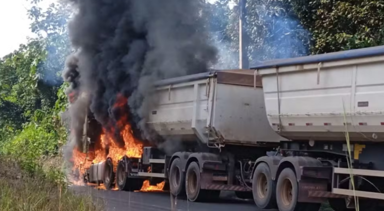 Carreta pega fogo e causa pânico na BR-174