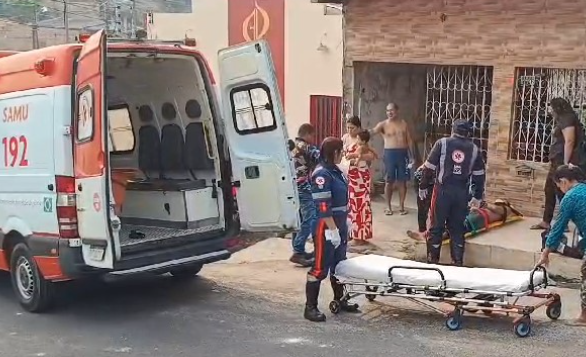 VÍDEO: cachorro derruba dupla de moto e causa acidente no bairro Tancredo Neves