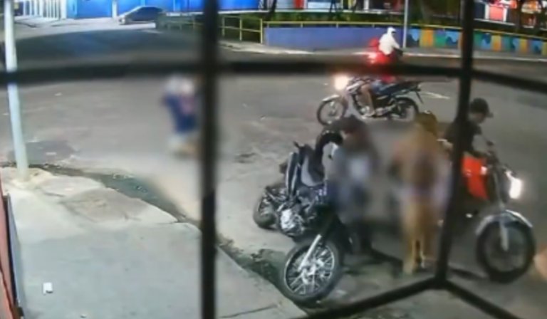 VÍDEO: Homem fica de joelhos enquanto criminosos roubam motocicleta na Compensa