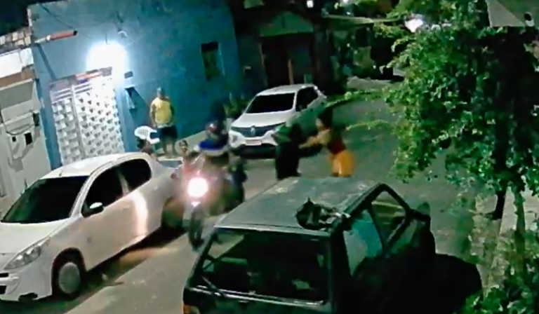 VÍDEO: Criminosos assaltam vizinhança e mulher reage em Manaus; “Pega ladrão”