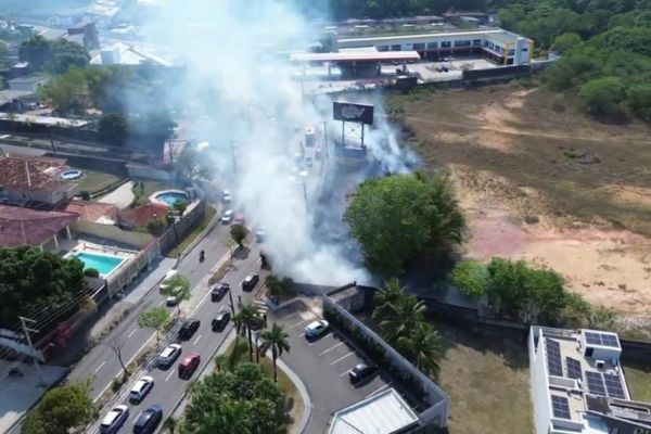Incêndio atinge área de vegetação na Avenida Efigênio Salles Incêndio atinge área de vegetação na Avenida Efigênio Salles