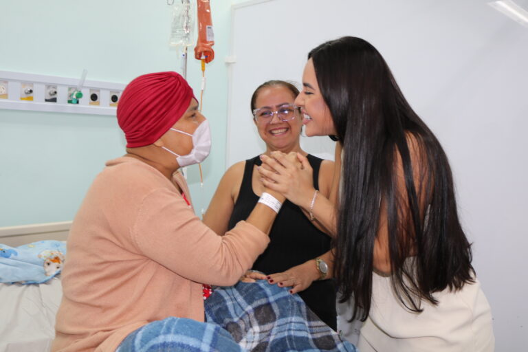 Ex-BBB Isabelle Nogueira distribui palavras de fé em visita a pacientes da FCecon em Manaus
