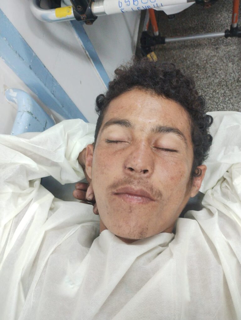 Homem é socorrido após desmaiar no meio da rua; hospital pede ajuda para encontrar familiares