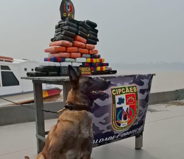 Dupla é presa com 58 kg de drogas em barco no município de Coari