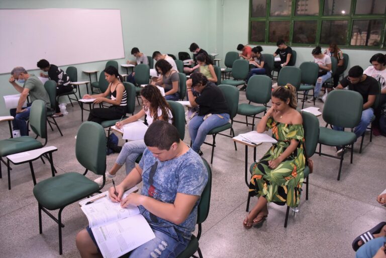 Prazo para solicitar isenção das taxas de inscrição do Vestibular e SIS da UEA termina nesta sexta