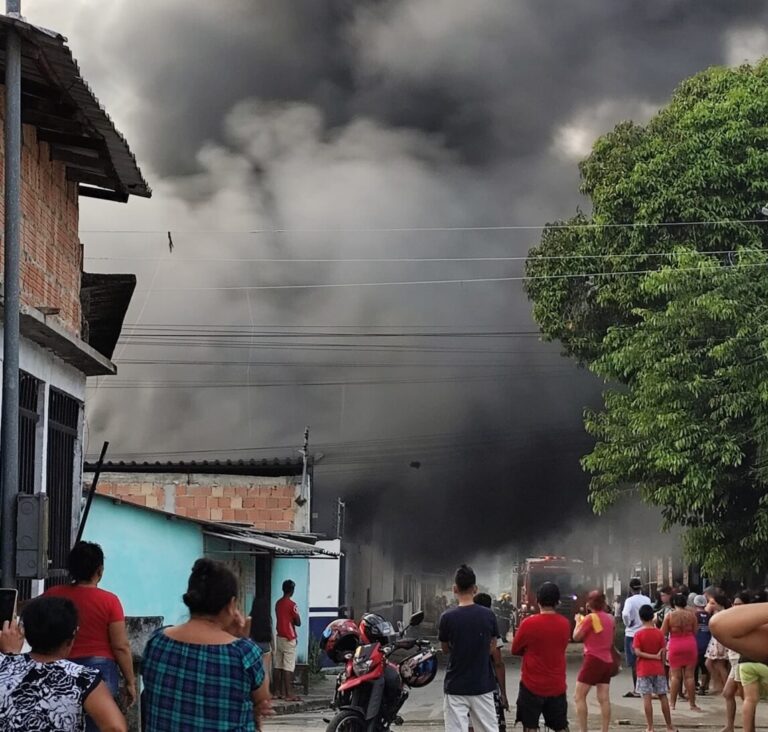 VÍDEO: Incêndio destrói fábrica de militos no Colônia Terra Nova