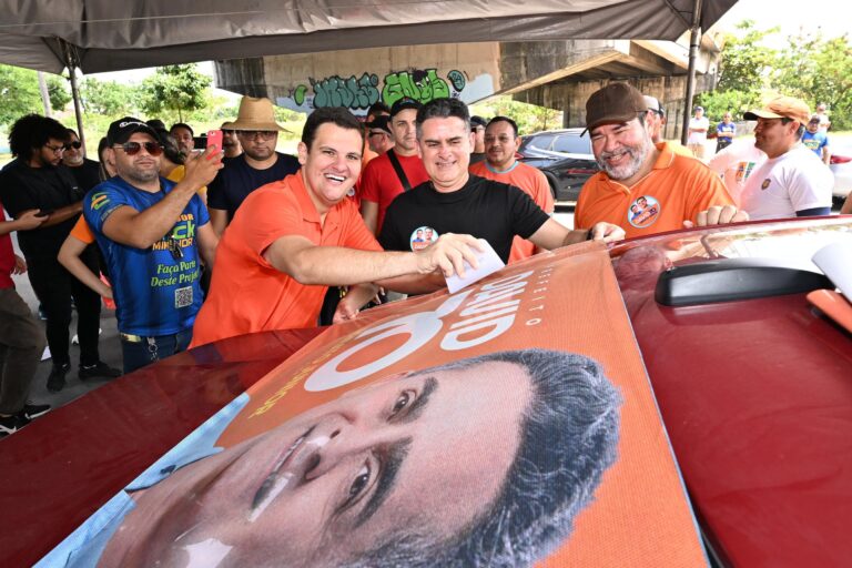 David Almeida movimenta campanha no Morro da Liberdade, Centro e Planalto durante adesivaço neste domingo (18)