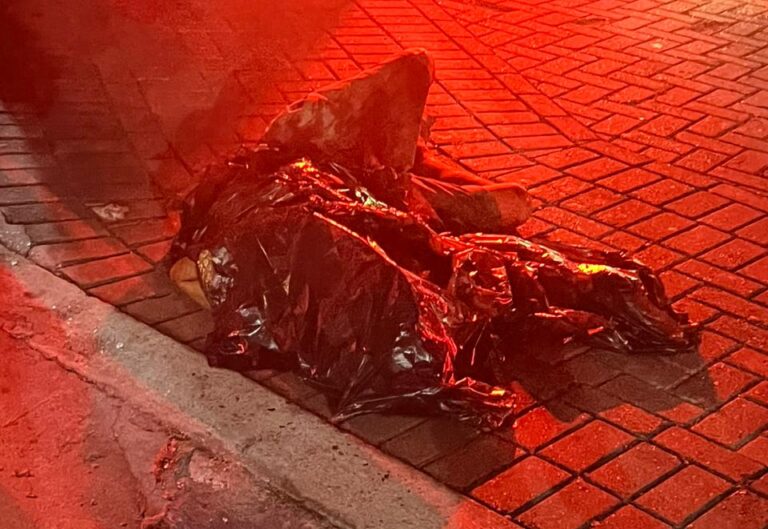 Homem morre após ser espancado e esfaqueado no Novo Aleixo