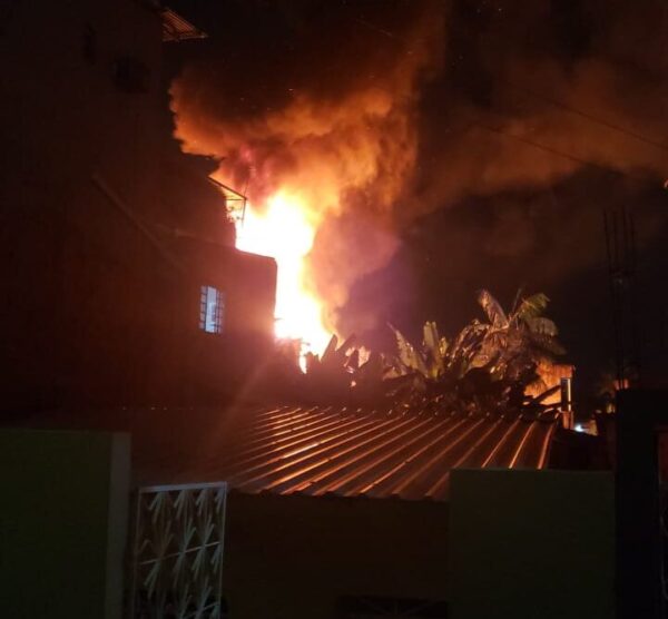 VÍDEOS: Incêndio destrói casa durante a madrugada no bairro Alvorada VÍDEOS: Incêndio destrói casa durante a madrugada no bairro Alvorada