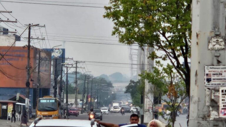 Manaus amanhece encoberta por fumaças e qualidade do ar fica ‘péssimo’