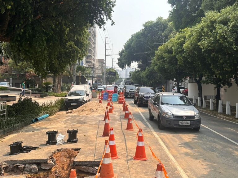 Trânsito fica caótico após adutora romper na Avenida Mário Ypiranga