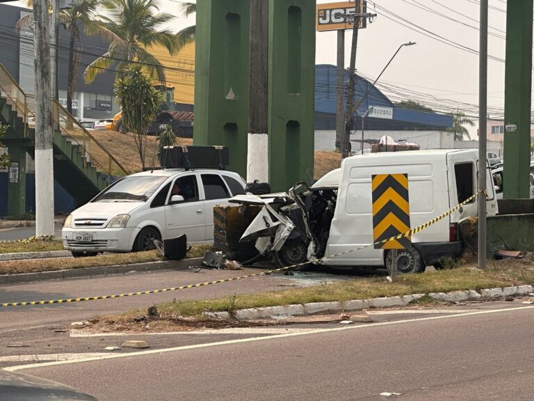 Na tarde desta terça-feira (27/08), um motorista identificado como Ronison Ramos da Silva morreu e o passageiro Dayson da Silva Lemos ficou ferido