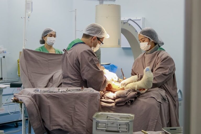Governo do AM vai intensificar cirurgias ortopédicas aos fins de semana em setembro, nos hospitais de Manaus