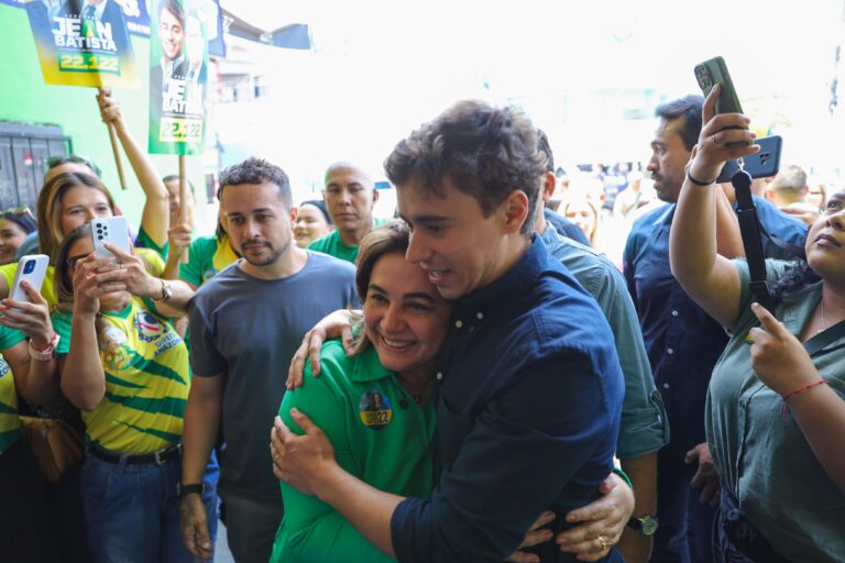 Nikolas Ferreira realiza adesivaço em Manaus para impulsionar candidatura bolsonarista a Prefeitura