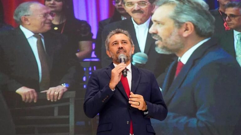 Em evento evangélico, governador do Ceará promete Bíblia em todas as escolas do Estado