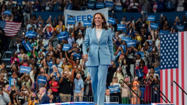 Kamala Harris faz suspense e deve anunciar vice durante comício na Pensilvânia na terça (6)