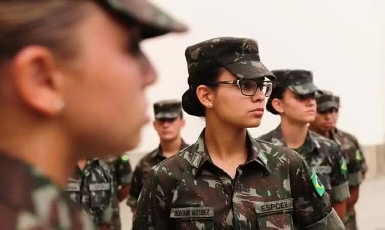 Lula assina decreto que permite alistamento voluntário de mulheres no serviço militar