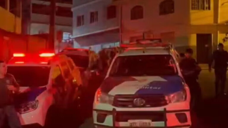 Três pessoas são mortas a tiros dentro de casa no ES Três pessoas são mortas a tiros dentro de casa no ES