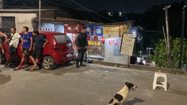 Pistoleiros executam homem com 9 tiros na cabeça em frente a mercadinho em Manaus