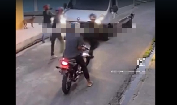 VÍDEO: policial atira contra criminosos durante assalto a micro-ônibus em Manaus