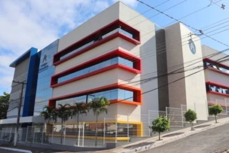 Em MT, alunos são expulsos de colégio por criarem "falsos nudes" de colegas e uma professora