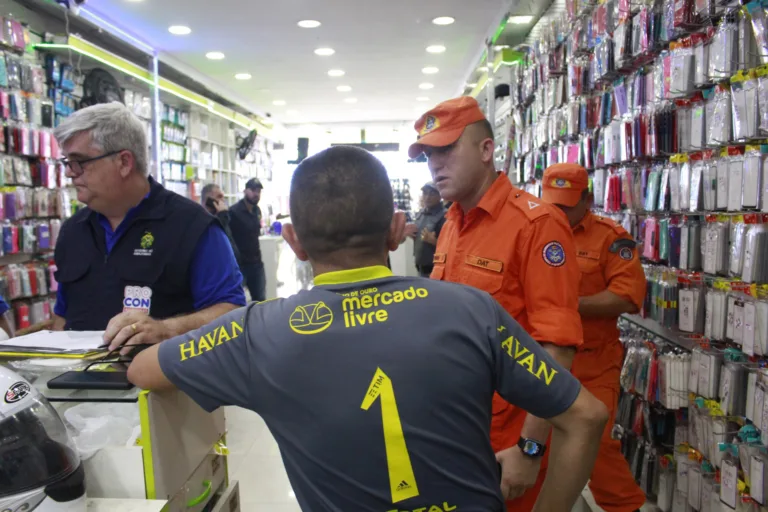 RecuperaFone: assistências técnicas são interditadas durante fiscalização no Novo Aleixo