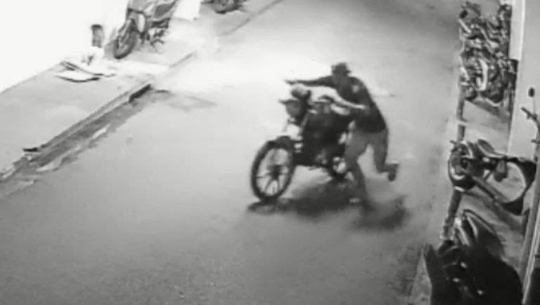 VÍDEO: Criminoso é flagrado roubando motocicleta em estacionamento de SPA em Manaus