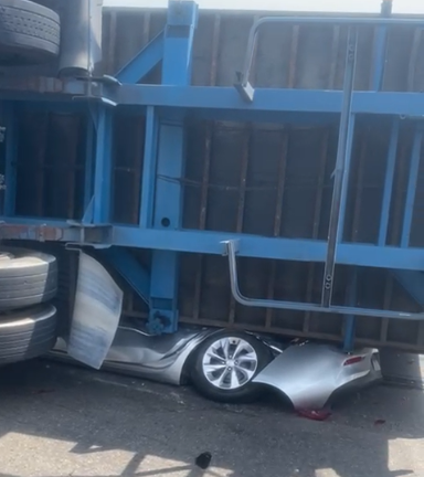 VÍDEOS: carreta esmaga carro em grave acidente no Porto Chibatão