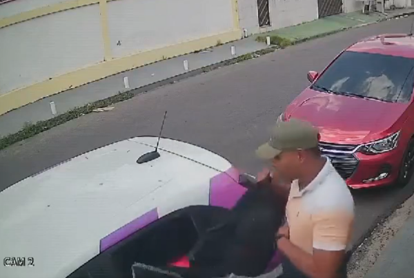 VÍDEO: Criminoso quebra vidro do carro e furta equipamento de emissora de TV em Manaus
