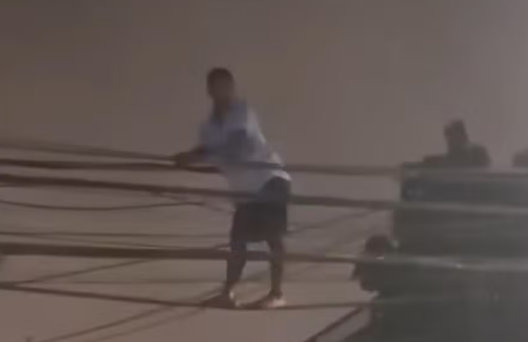 VÍDEO: “Chama a polícia, tia”, diz suspeito de escalar poste para furtar fios no RJ