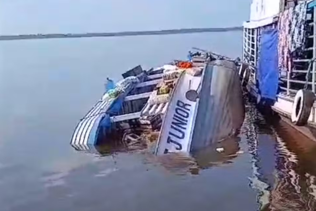 Barco com mercadorias vira no meio do Rio Manacapuru