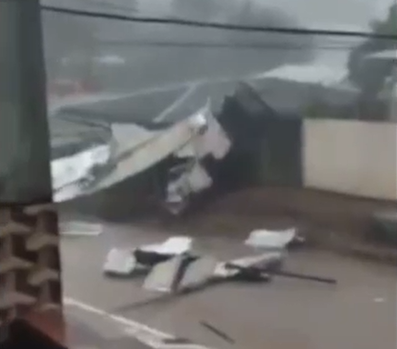 VÍDEO: Casas ficam destelhadas após forte chuva em Ipixuna