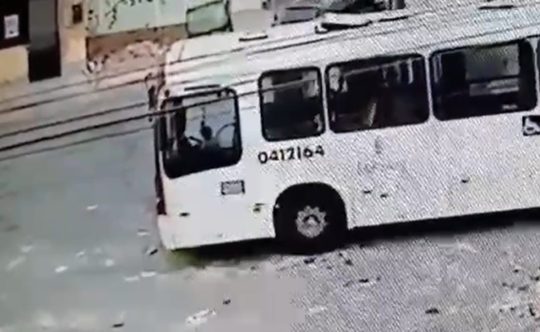 VÍDEO: veja o momento que crianças soltam freio de mão de ônibus e causam acidente em Manaus